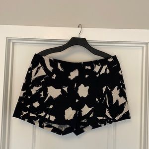 Banana Republic Black & White Patterned Shorts Size 12